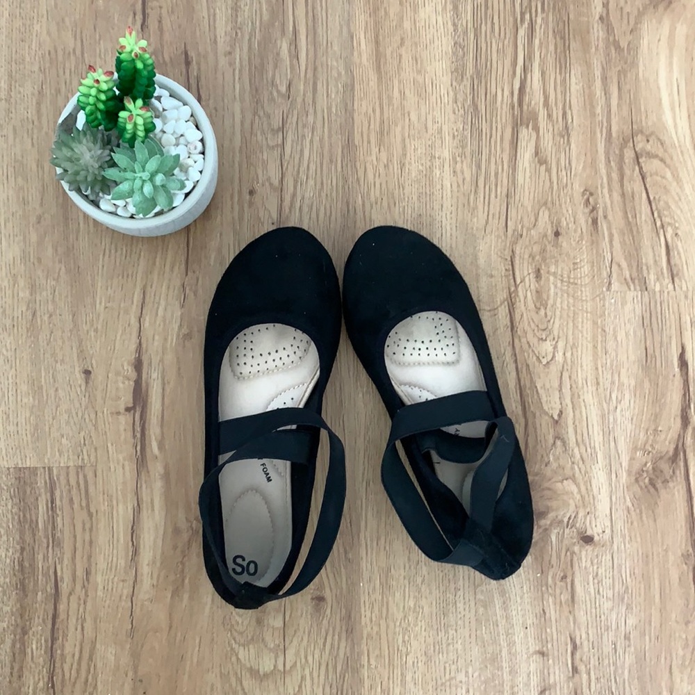 EUC SO velvet like ballet flats